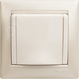 Legrand Valena 774422 Розетка 1к винты с крышкой белая 