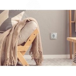 Legrand Valena 774420 Розетка 2к+3нем.ст. мех. белый 