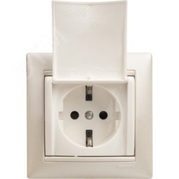 Legrand Valena 774422 Розетка 1к винты с крышкой белая 